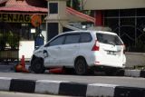 Mobil minibus yang digunakan pelaku teror dalam kondisi rusak di depan pintu masuk Polda Riau, di Pekanbaru, Riau, Jumat (16/5/2018). (ANTARA /Retmon) 