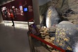 Pengunjung mengamati koleksi replika lukisan batu di  Museum Lukisan Batu di kawasan wisata Gunung Helan, Ningxia, Cina, Senin (7/5). Selain menampilkan lukisan yang terdapat pada batu di Gunung Helan, museum itu juga menampilkan replika lukisan dan tulisan batu serta keterangannya yang terdapat di berbagai negara di dunia. Antara Jatim/Zabur Karuru/18