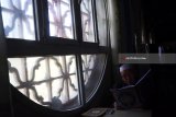 Seorang umat Islam Ningxia membaca ALquran sebelum salat Ashar Masjid Najiahu, Ningxia, Tiongkok, Minggu (6/5). Sekitar 36 persen dari 6,75 juta jiwa penduduk di Ningxia beragama Islam. Antara Jatim/Zabur Karuru/18