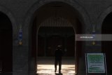 Umat Islam Ningxia memasuki Masjid Najiahu, Ningxia, Tiongkok, Minggu (6/5).  Sekitar 36 persen dari 6,75 juta jiwa penduduk di Ningxia beragama Islam. Antara Jatim/Zabur Karuru/18