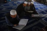 Umat Islam Ningxia membaca ALquran sebelum salat Ashar Masjid Najiahu, Ningxia, Tiongkok, Minggu (6/5).  Sekitar 36 persen dari 6,75 juta jiwa penduduk di Ningxia beragama Islam.  Antara Jatim/Zabur Karuru/18