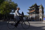 Umat Islam Ningxia menaiki sepedanya usai mengikuti salat Ashar Masjid Najiahu, Ningxia, Tiongkok, Minggu (6/5). Sekitar 36 persen dari 6,75 juta jiwa penduduk di Ningxia beragama Islam. Antara Jatim/Zabur Karuru/18