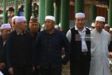 Umat Islam Ningxia bersiap-siap mengikuti salat Ashar Masjid Najiahu, Ningxia, Tiongkok, Minggu (6/5). Sekitar 36 persen dari 6,75 juta jiwa penduduk di Ningxia beragama Islam. Antara Jatim/Zabur Karuru/18