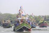 Sejumlah warga menaiki perahu rajungan Saat mengikuti nadran rajungan di karangsong, Indramayu, Jawa Barat, Rabu (2/5). Nadran (pesta laut) nelayan rajungan merupakan ungkapan rasa syukur nelayan atas hasil tangkapan rajungan dan keselamatan ketika melaut dengan membuang ketengah laut kepala kerbau sebagai sesaji. ANTARA JABAR/Dedhez Anggara/agr/18.