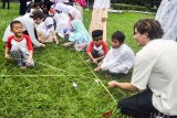 Sejumlah mahasiswa asing IPB bermain bersama anak-anak saat Ngabuburit di kampus IPB Dramaga, Kabupaten Bogor, Jawa Barat, Minggu (27/5). Ngabuburit yang diikuti mahasiswa asing dari negara Malaysia, Filipina, Jepang, Myanmar, Vietnam dan Australia yang bermain bersama anak-anak yatim Desa Cikarawang, Bogor tersebut bertujuan untuk mengenalkan permainan di Indonesia sekaligus membuka wawasan anak-anak tentang bahasa dan budaya negara lain. ANTARA JABAR/Arif Firmansyah/agr/18