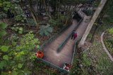 Warga menikmati suasana hutan kota di Forest Walk Babakan Siliwangi, Bandung, Jawa Barat, Selasa (22/5). Forest walk sepanjang dua kilometer yang merupakan salah satu forest walk terpanjang di Asean tersebut menjadi salah satu alternatif bagi warga maupun wisatawan untuk ngabuburit di Kota Bandung. ANTARA JABAR/Raisan Al Farisi/agr/18