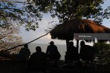 Warga beraktivitas di pantai Wisata Jumiang, Pamekasan, Jawa Timur, Selasa (22/5). Lokasi itu menjadi salah satu lokasi favorit masyarakat untuk menikmati panorama laut sambil menunggu waktu berbuka puasa.  Antara Jatim/Saiful Bahri/zk/18