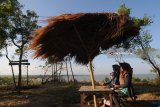 Warga beraktivitas di pantai Wisata Jumiang, Pamekasan, Jawa Timur, Selasa (22/5). Lokasi itu menjadi salah satu lokasi favorit masyarakat untuk menikmati panorama laut sambil menunggu waktu berbuka puasa.  Antara Jatim/Saiful Bahri/zk/18