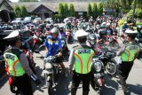   Petugas Satlantas Polres Blitar Kota memeriksa kelengkapan surat-surat sejumlah pengendara saat pelaksaan Ops Patuh Semeru 2018 di Blitar, Jawa Timur, Kamis (3/5). Ops Patuh Semeru 2018 yang dilaksanakan serentak di seluruh Jatim mulai 26 April hingga 9 Mei tersebut bertujuan untuk meningkatkan kesadaran masyarakat akan keselamatan berlalulintas serta menekan angka kecelakaan jelang Ramadhan dan masa mudik lebaran 2018. Antara Jatim/Irfan Anshori/mas/18.