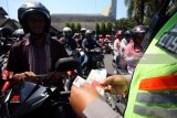   Petugas Satlantas Polres Blitar Kota memeriksa kelengkapan surat-surat sejumlah pengendara saat pelaksaan Ops Patuh Semeru 2018 di Blitar, Jawa Timur, Kamis (3/5). Ops Patuh Semeru 2018 yang dilaksanakan serentak di seluruh Jatim mulai 26 April hingga 9 Mei tersebut bertujuan untuk meningkatkan kesadaran masyarakat akan keselamatan berlalulintas serta menekan angka kecelakaan jelang Ramadhan dan masa mudik lebaran 2018. Antara Jatim/Irfan Anshori/mas/18.