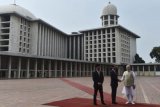 Presiden Joko Widodo (tengah) berjabat tangan dengan PM India Narendra Modi (kanan) disaksikan Wakil Ketua Badan Pelaksana Pengelola Masjid Istiqlal Bahrul Hayat ketika mengunjungi Masjid Istiqlal, Jakarta, Rabu (30/5/2018). Kunjungan kenegaraan tersebut membahas isu-isu bilateral, regional dan global mencakup kerja sama antara kedua negara serta untuk menyambut 70 tahun hubungan diplomatik Indonesia-India. (ANTARA /Wahyu Putro A)