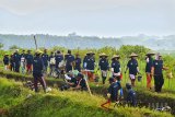 Warga bergotong royong membangun saluran irigasi untuk mengairi lahan pesawahan di Desa Tanjungsari, Kabupaten Tasikmalaya, Jawa Barat, Sabtu (12/5). PT Pupuk Indonesia mendorong program Padat Karya Tunai (PKT) yang disalurkan khususnya pada perbaikan dan pembangunan sarana dan prasarana pendukung pertanian serta pendayagunaan sumber daya alam berbasis pemberdayaan masyarakat di pedesaan, sebagai bentuk nyata untuk mewujudkan ketahanan pangan nasional, dengan melibatkan 400 warga dari empat dusun. ANTARA JABAR/Adeng Bustomi/agr/18