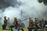 Sejumlah personil Korem 061 Surya Kencana meledakan Meriam di Lapangan Bakorwil, Kota Bogor, Jawa Barat, Kamis (3/5). Parade ledakan meriam sebanyak 21 ledakan tersebut sebagai sambutan dan penghormatan atas kedatangan Sultan Brunei Darussalam Hassanal Bolkiah di Istana Bogor. ANTARA JABAR/Yulius Satria Wijaya/agr/18.
