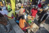 Sejumlah warga muslim memilih beragam makanan dan minuman untuk berbuka puasa di Lingkungan Wanasari, Denpasar, Kamis (17/5). Jalan dan gang di kawasan kampung muslim Denpasar tersebut mendadak menjadi pasar takjil selama Bulan Ramadan. Antaranews Bali/Nyoman Budhiana/2018.