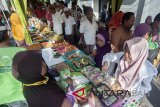 Sejumlah warga muslim memilih beragam makanan dan minuman untuk berbuka puasa di Lingkungan Wanasari, Denpasar, Kamis (17/5). Jalan dan gang di kawasan kampung muslim Denpasar tersebut mendadak menjadi pasar takjil selama Bulan Ramadan. Antaranews Bali/Nyoman Budhiana/2018.