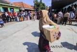 Warga mengantre di pasar murah Kementerian Perdagangan di Cirebon, Jawa Barat, Selasa (29/5). Pasar murah yang menjual kebutuhan pokok dengan harga terjangkau tersebut ditujukan bagi masyarakat berpenghasilan rendah agar dapat memenuhi kebutuhan dasar mereka saat bulan Ramadan. ANTARA JABAR/Dedhez Anggara/agr/18.