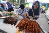 Pedagang menata aneka panganan  di pasar takjir di kawasan monumen Arek Lancor, Pamekasan, Jawa Timur, Kamis (17/5). Pemkab setempat menyediakan kawasan tersebut untuk dijadikan pasar takjil selama bulan Randan 1439 H. Antara Jatim/Saiful Bahri/zk/18