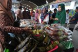 Pedagang menata aneka panganan  di pasar takjir di kawasan monumen Arek Lancor, Pamekasan, Jawa Timur, Kamis (17/5). Pemkab setempat menyediakan kawasan tersebut untuk dijadikan pasar takjil selama bulan Randan 1439 H. Antara Jatim/Saiful Bahri/zk/18