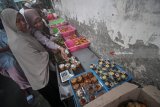 Warga memilih makanan yang akan dibeli di kawasan wisata religi Masjid dan Makam Sunan Ampel, Surabaya, Jawa Timur, Kamis (17/5). Selama bulan Ramadan, kawasan tersebut menjadi salah satu pusat pasar penjualan makanan untuk hidangan berbuka puasa di Kota Surabaya. Antara Jatim/Moch Asim/zk/18