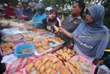 Warga memilih makanan yang akan dibeli di kawasan wisata religi Masjid dan Makam Sunan Ampel, Surabaya, Jawa Timur, Kamis (17/5). Selama bulan Ramadan, kawasan tersebut menjadi salah satu pusat pasar penjualan makanan untuk hidangan berbuka puasa di Kota Surabaya. Antara Jatim/Moch Asim/zk/18