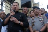 Ketua DPR Bambang Soesatyo (kiri) bersama Kapolri Jenderal Pol Tito Karnavian (kanan) memberikan keterangan kepada awak media seusai meninjau lokasi ledakan di Polrestabes Surabaya, Jawa Timur, Senin (14/5/2018). Ledakan di depan pos penjagaan pintu masuk Polrestabes Surabaya melukai empat anggota polisi dan enam warga pada Senin (14/5/2018) pagi. (ANTARA /Didik Suhartono) 