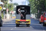 Polisi membawa sepeda motor pascateror bom di Polrestabes Surabaya, Jawa Timur, Senin (14/5/2018). Ledakan terjadi pada Senin (14/5/2018) pagi di depan pos penjagaan pintu masuk Polrestabes Surabaya. (ANTARA FOTO/Didik Suhartono) 
