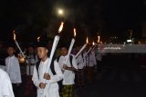 Peserta pawai berjalan membawa obor saat mengikuti pawai obor menyambut Ramadan 1439 Hijriyah di Kota Madiun, Jawa Timur, Senin (14/5). Pawai obor tersebut diikuti ribuan pelajar SD, MI, SMP, MTs, SMA dan MAN serta para pendidik di Kota Madiun. Antara Jatim/Foto/Siswowidodo/mas/18