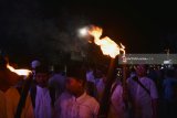 Peserta pawai berjalan membawa obor saat mengikuti pawai obor menyambut Ramadan 1439 Hijriyah di Kota Madiun, Jawa Timur, Senin (14/5). Pawai obor tersebut diikuti ribuan pelajar SD, MI, SMP, MTs, SMA dan MAN serta para pendidik di Kota Madiun. Antara Jatim/Foto/Siswowidodo/mas/18