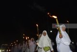 Peserta pawai berjalan membawa obor saat mengikuti pawai obor menyambut Ramadan 1439 Hijriyah di Kota Madiun, Jawa Timur, Senin (14/5). Pawai obor tersebut diikuti ribuan pelajar SD, MI, SMP, MTs, SMA dan MAN serta para pendidik di Kota Madiun. Antara Jatim/Foto/Siswowidodo/mas/18