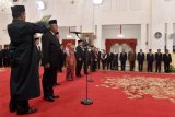 Duta Besar Indonesia untuk Afrika Selatan merangkap Kerajaan Lesotho, Kerajaan Swaziland, dan Republik Botswana Salman Al Farisi (kedua kiri) mengucapkan sumpah jabatan saat pelantikan oleh Presiden Joko Widodo di Istana Negara, Jakarta, Rabu (2/5/2018). Pelantikan Salman Al Farisi seharusnya dilaksanakan 20 Februari 2018 bersama dengan 17 duta besar lainnya, namun harus ditunda dikarenakan ada pergantian Presiden di negara tempatnya akan bertugas. (ANTARA FOTO/Puspa Perwitasari) 