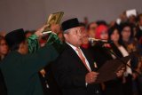 Gubernur Bank Indonesia Perry Warjiyo (kanan) mengucapkan sumpah jabatan saat pelantikannya di Mahkamah Agung, Jakarta, Kamis (24/5/2018). Perry Warjiyo resmi menjabat Gubernur Bank Indonesia periode 2018-2023 menggantikan Agus Martowardojo yang telah selesai masa tugasnya. (ANTARA FOTO/Sigid Kurniawan)