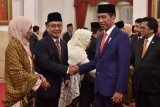 Presiden Joko Widodo berjabat tangan dengan anggota Komisi Pengawas Persaingan Usaha (KPPU) Yudi Hidayat usai pelantikan di Istana Negara, Jakarta, Rabu (2/5/2018). Sembilan anggota KPPU periode 2018-2023 yaitu Harry Agustanto, Yudi Hidayat, Guntur Syahputra Saragih, Kodrat Wibowo, Dinni Melanie, Chandra Setiawan, Afif Hasbullah, Kurnia Toha, dan Ukay Karyadi. (ANTARA FOTO/Puspa Perwitasari)