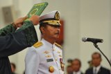 Pejabat baru Kepala Staf Angkatan Laut (KSAL) Laksdya TNI Siwi Sukma Adji melakukan sumpah jabatan ketika pelantikan oleh Presiden Joko Widodo di Istana Negara, Jakarta, Rabu (23/5/2018). Laksdya TNI Siwi Sukma Adji dilantik menjadi KSAL menggantikan Laksamana TNI Ade Supandi yang memasuki masa pensiun. (ANTARA FOTO/Wahyu Putro A)