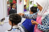 Sejumlah siswa melakukan praktik keahlian kecantikan dalam pelatihan keterampilan siswa di SMAN 1 Tenggarang, Bondowoso, Jawa Timur, Rabu (2/5). Pelatihan keterampilan untuk siswa SMA tersebut sebagai modal wirausaha jika tidak bisa melanjutkan sekolah ke jenjang pendidikan selanjutnya, berupa program kompetensi keahlian, seperti agrobisnis, kecantikan dan perfilman. Antara Jatim/Seno/zk/18.