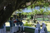 Sejumlah siswa melakukan praktik keahlian broadcasting dalam pelatihan keterampilan siswa di SMAN 1 Tenggarang, Bondowoso, Jawa Timur, Rabu (2/5). Pelatihan keterampilan untuk siswa SMA tersebut sebagai modal wirausaha jika tidak bisa melanjutkan sekolah ke jenjang pendidikan selanjutnya, berupa program kompetensi keahlian, seperti agrobisnis, kecantikan dan perfilman. Antara Jatim/Seno/zk/18.