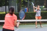 Petenis putri Indonesia Beatrice Gumulya (kanan) dan Aldila Sutjiadi (kiri) melakukan latihan di Jakarta, Rabu (23/5/2018). Tim tenis Asian Games Indonesia terus melakukan latihan intensif di tengah kejuaraan-kejuaraan yang harus mereka jalani. (ANTARA FOTO/Akbar Nugroho Gumay) 