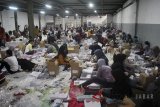 Ratusan warga melakukan pelipatan dan pensortiran surat suara Pemilihan Bupati dan Wakil Bupati Bogor 2018 di gudang logistik Komisi Pemilihan Umum (KPU) Kabupaten Bogor, jalan Karadenan, Kelurahan Sukahati, Cibinong, Kabupaten Bogor, Jawa Barat, Rabu (23/5). KPU Kabupaten Bogor melakukan pelipatan surat suara untuk pemilihan Bupati dan Wakil Bupati Bogor 2018 dengan jumlah total sebanyak 3.380.951 surat suara dari jumlah Daftar Pemilih Tetap (DPT) terbanyak dalam Pilkada serentak 2018 yaitu 3.294.825 dan surat suara cadangan sebanyak 86.126 yang akan dilipat hingga lima hari kedepan. ANTARA JABAR/Arif Firmansyah/agr/18