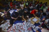 Pekerja melipat lembaran surat suara pemilihan Gubernur Jabar di Gedung Aula Pepabri, Kabupaten Ciamis, Jawa Barat, Jumat (25/5). Sebanyak 946.000 lembar surat suara termasuk tambahan 2,5 persen surat suara cadangan, nantinya akan didistribusikan ke 2.263 TPS di Kabupaten Ciamis, dengan jumlah Daftar pemilih Tetap (DPT) 920.858 suara. ANTARA JABAR/Adeng Bustomi/agr/18