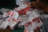 Pekerja melipat dan menyortir surat suara Pilgub Jatim di KPU Ngawi, Jawa Timur, Rabu (23/5). Sebanyak 717.807 lembar surat suara termasuk tambahan 2,5 persen surat suara cadangan tersebut selanjutnya akan didistribusikan ke 128 Tempat Pemungutan Suara yang tersebar di 16 kecamatan di Ngawi. Antara Jatim/Ari Bowo Sucipto/zk/18.