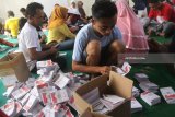 Pekerja melipat dan menyortir surat suara Pilgub Jatim di KPU Ngawi, Jawa Timur, Rabu (23/5). Sebanyak 717.807 lembar surat suara termasuk tambahan 2,5 persen surat suara cadangan tersebut selanjutnya akan didistribusikan ke 128 Tempat Pemungutan Suara yang tersebar di 16 kecamatan di Ngawi. Antara Jatim/Ari Bowo Sucipto/zk/18.