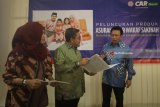 Direktur Marketing CAR Life Insurance Jos Chandra Irawan (kanan) berbincang dengan Advisor Syariah CAR Life Insurance Muhammad Syakir Sula (tengah) dan Kepala Cabang L@nCAR Surabaya Tri Sulistyowati (kiri) disela acara peluncuran produk Asuransi Syariah Wakaf Sakinah di Surabaya, Jawa Timur, Rabu (9/5). Asuransi Wakaf Sakinah merupakan produk syariah dari asuransi CAR Life yang tidak hanya memberi proteksi, namun juga berwakaf untuk pengembangan dan pemberdayaan umat. Antara Jatim/Moch Asim/18.