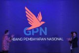 Gubernur Bank Indonesia Agus Martowardojo (kiri) bersama Menteri BUMN Rini Soemarno (kanan) dan Menteri Sosial Idrus Marham meluncurkan bersama kartu berlogo Gerbang Pembayaran Nasional (GPN) di Jakarta, Kamis (3/5/2018). Kartu berlogo GPN merupakan terobosan dalam menghilangkan fragmentasi layanan perbankan retail sehingga masyarakat dapat mengakses layanan sistem pembayaran yang lebih efisien melalui interkoneksi dan interoperabilitas. (ANTARA /Puspa Perwitasari) 