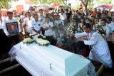 Suasana prosesi pemakaman dari korban teror bom, Aloysius Bayu Rendra Wardhana di Makam Keputih, Surabaya, Jawa Timur, Rabu (23/5). Aloysius Bayu Rendra Wardhana dikenang karena aksi heroiknya menghadang pelaku teror bom yang meledakan diri masuk pelataran Gereja Santa Maria Tak Bercela pada Minggu (13/5) lalu. Antara Jatim/M Risyal Hidayat/zk/18