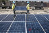 Siswa SMK memasang panel Pembangkit Listrik Tenaga Surya di atap gedung SMK Prakarya Internasional di Bandung, Jawa Barat, Rabu (30/5). SMK Prakarya Internasional bekerja sama dengan Power Technology Asean dari New Zealand memasang 20 panel surya yang mampu menghasilkan daya listrik sebesar 5.000 VA untuk memenuhi seperdelapan kebutuhan listrik sekolah dan 9 Lab komputer. ANTARA JABAR/M Agung Rajasa/agr/18.
