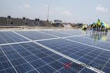 Siswa SMK memasang panel Pembangkit Listrik Tenaga Surya di atap gedung SMK Prakarya Internasional di Bandung, Jawa Barat, Rabu (30/5). SMK Prakarya Internasional bekerja sama dengan Power Technology Asean dari New Zealand memasang 20 panel surya yang mampu menghasilkan daya listrik sebesar 5.000 VA untuk memenuhi seperdelapan kebutuhan listrik sekolah dan 9 Lab komputer. ANTARA JABAR/M Agung Rajasa/agr/18.
