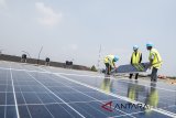 Siswa SMK memasang panel Pembangkit Listrik Tenaga Surya di atap gedung SMK Prakarya Internasional di Bandung, Jawa Barat, Rabu (30/5). SMK Prakarya Internasional bekerja sama dengan Power Technology Asean dari New Zealand memasang 20 panel surya yang mampu menghasilkan daya listrik sebesar 5.000 VA untuk memenuhi seperdelapan kebutuhan listrik sekolah dan 9 Lab komputer. ANTARA JABAR/M Agung Rajasa/agr/18.
