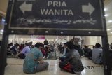 Ratusan warga menunggu waktu berbuka puasa di Masjid Raya Provinsi Jawa Barat di Bandung, Kamis (17/5). Setiap harinya pada Bulan Ramadan Dewan Keluarga Masjid (DKM) Raya menyediakan 1.500 paket makanan dan minuman bagi masyarakat yang akan berbuka puasa di Masjid tesebut. ANTARA JABAR/Raisan Al Farisi/agr/18