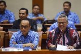 Ketua KPU Arief Budiman (kanan) menyampaikan pendapatnya disaksikan Dirjen Dukcapil Kemendagri Zudan Arif Fakrulloh (kiri) dalam rapat dengan Komisi II DPR di Kompleks Parlemen, Senayan, Jakarta, Senin (21/5/2018). Rapat itu membahas pemasalahan terkait Daftar Pemilih Tetap dan Daftar Pemilih Sementara (DPT dan DPS) dalam Pilkada 2018. (ANTARA /Akbar Nugroho Gumay)