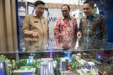 Kepala Dinas Komunikasi dan Informasi Provinsi Jawa Barat Hening Widiatmoko (kiri) didampingi Direktur Utama PT Jabar Telematika Aliyas (tengah) dan Direktur Investasi PT Jasa Sarana Hermawan (kanan) meninjau maket pembangunan Smart City kota Bandung di Gedung Sate, Bandung, Jawa Barat, Senin (14/5). Perjanjian kerjasama tersebut guna pembenahan infrastruktur jaringan telekomunikasi dan sistem informasi di daerah yang mengembangkan konsep smart city dan akan menghubungkan 27 Kabupaten/Kota di Jawa Barat sepanjang ± 3.000 km. ANTARA JABAR/M Agung Rajasa/agr/18
