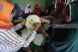 Anggota Kelompok Wanita Tani (KWT) Candra Kirana mengikuti pelatihan kerajinan sulam pita di Desa Paron, Kediri, Jawa Timur, Rabu (9/5). Pelatihan pembuatan tas, tempat tisue, hiasan dinding, dan sarung bantal dengan sulam pita tersebut bertujuan memberdayakan anggota KWT guna mengisi waktu jeda antara musim tanam ke musim panen yang cenderung memiliki banyak waktu luang di rumah. Antara Jatim/Prasetia Fauzani/zk/18